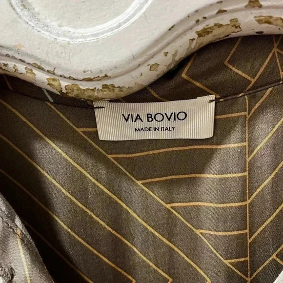 📍🤎VIA BOVIO – Taupe Geometric Button-Up Blouse (L) - Picture 2 of 10